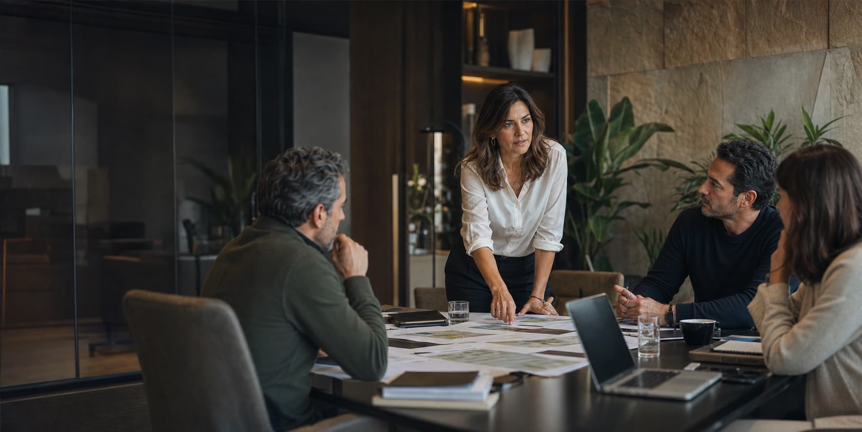 Líder ejecutiva facilitando una sesión de instalación de capabilities con su equipo